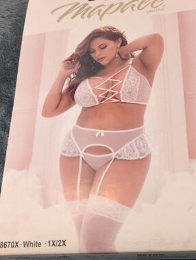 White Lace Bralette & Garter Set - Plus Size